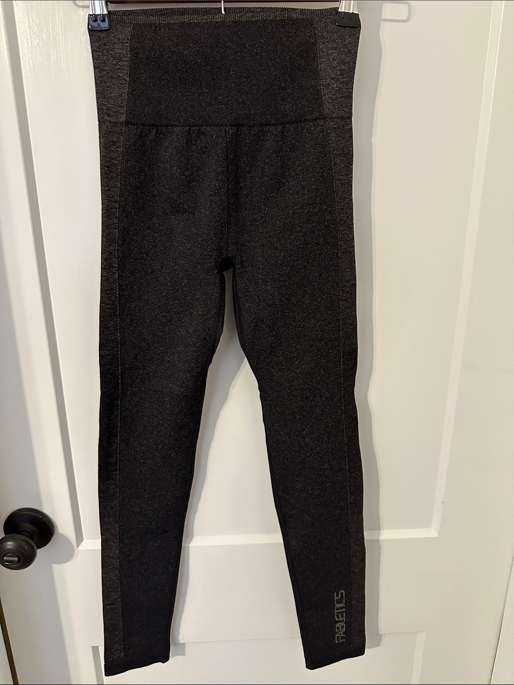 Fabletics XS dark grey/black leggings